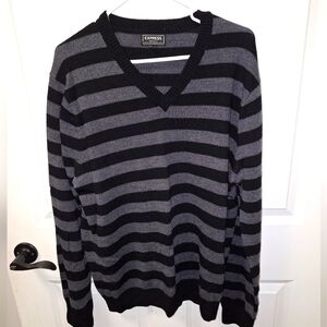 An Express 100% Merino Wool men's v-neck long sleeve sweater in excellent shape